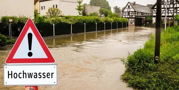 Schild-mit-Achtung-Hochwasser-960x480.jpg